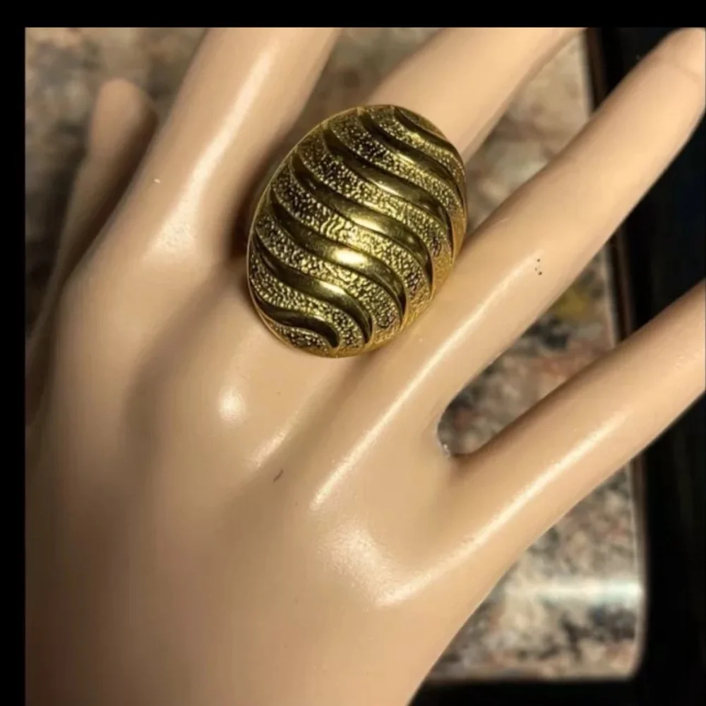 EDFORCE STEEL VINTAGE RING STAINLESS STEEL FAN SHAPE GOLD COLOR SIZE NINE (9)